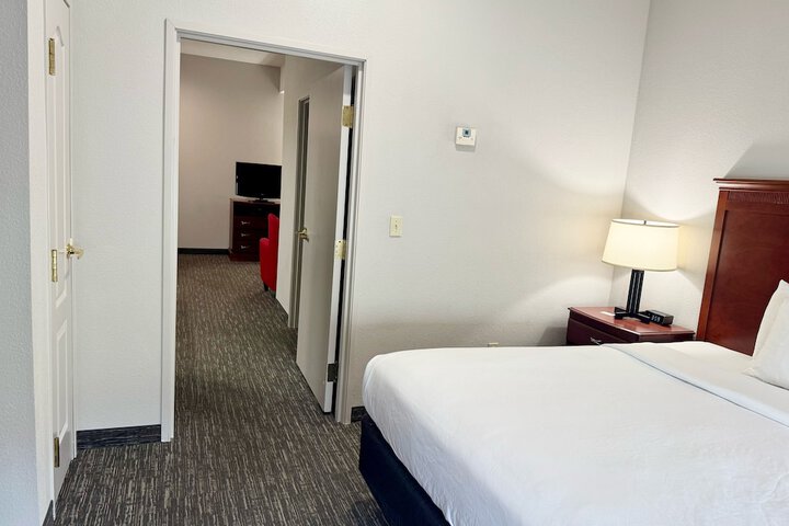1 King Bed (4 of 13)