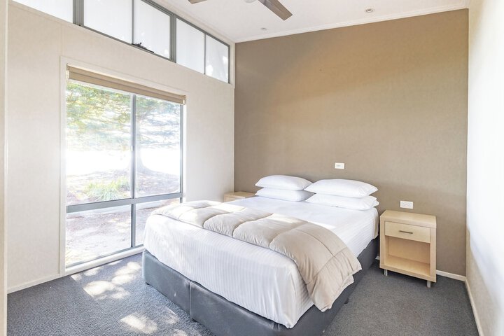 Room 6 of 102
