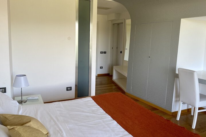 Room 40 of 196