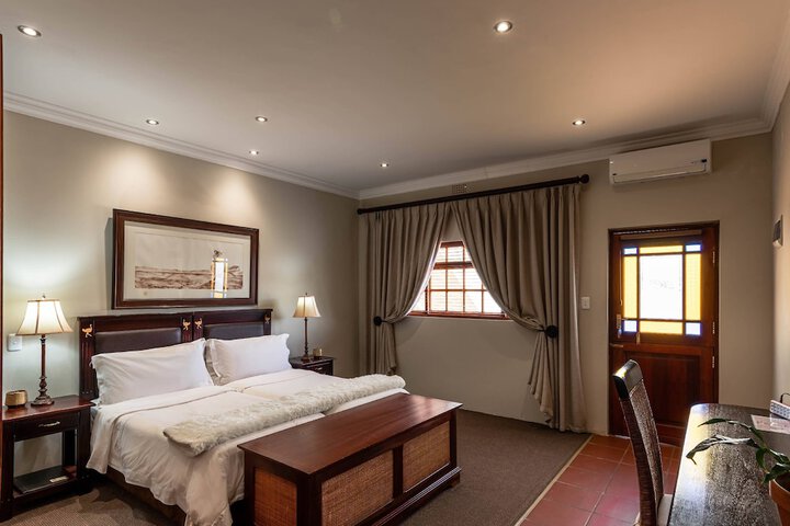 Room 12 of 100