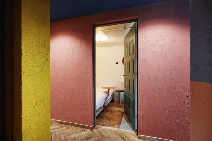 Room 16 of 143