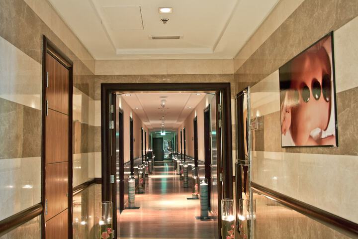 Ballroom/Hall 41 of 44