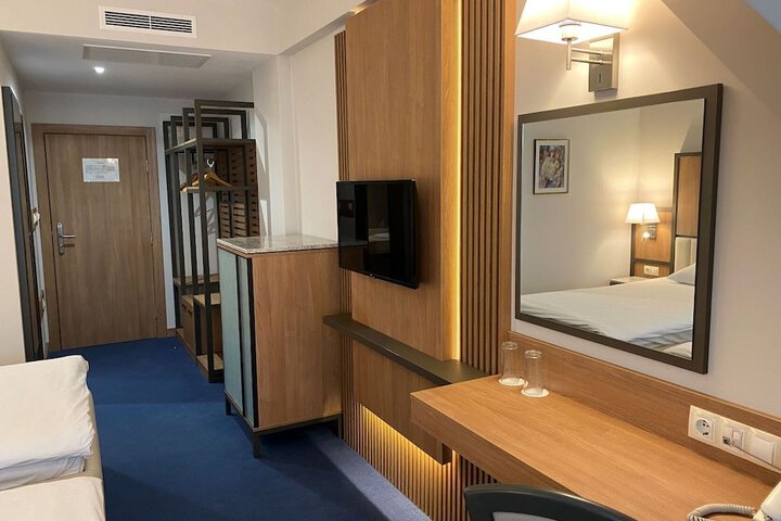 Room 4 of 37