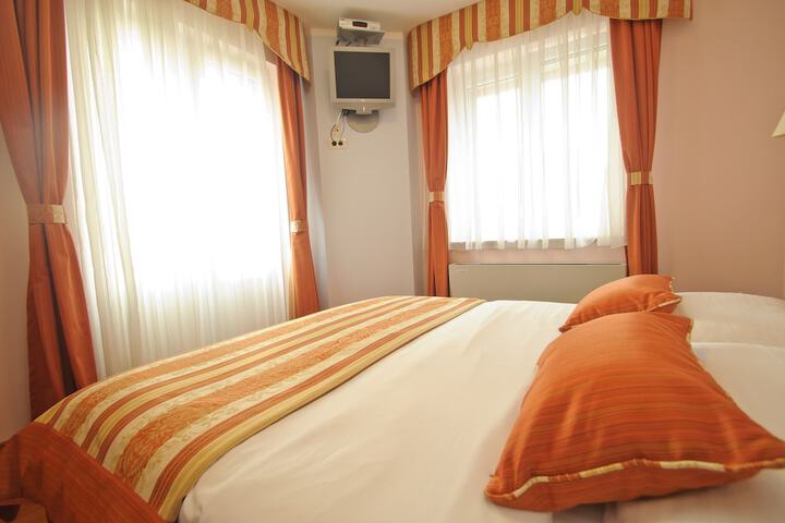 Room 5 of 82