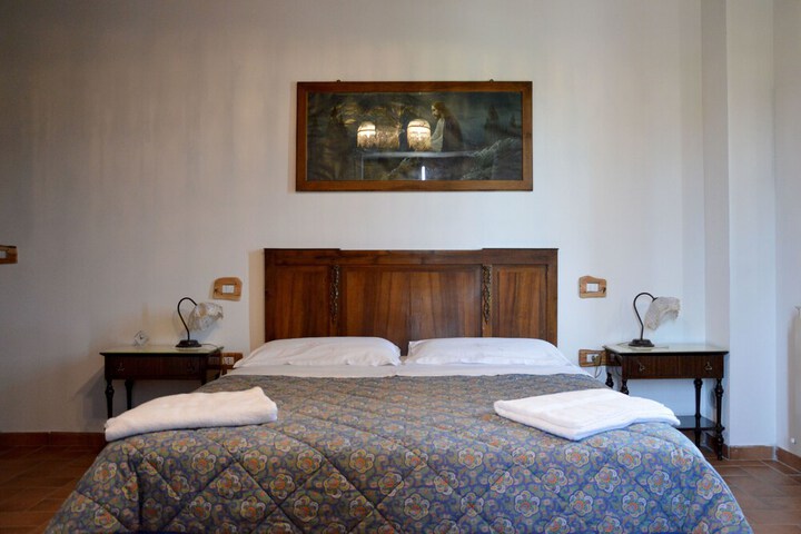Room 2 of 32