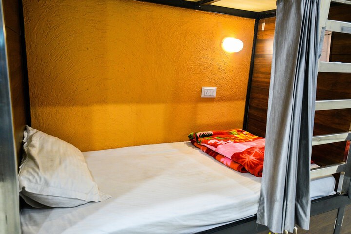 Room 12 of 16