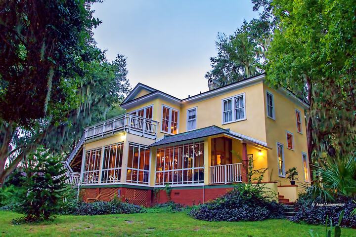Oakland Manor House