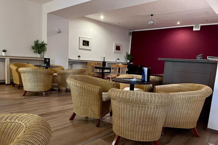 Lounge 16 of 26