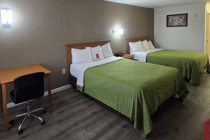 2 Queen Beds (2 of 7)
