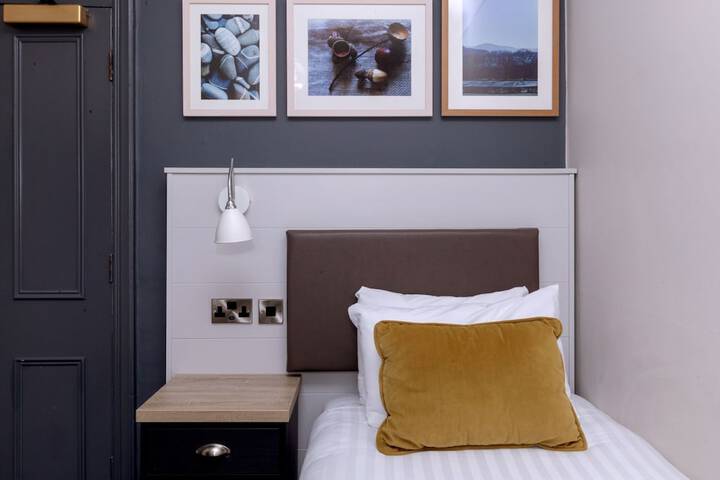 Room 35 of 102