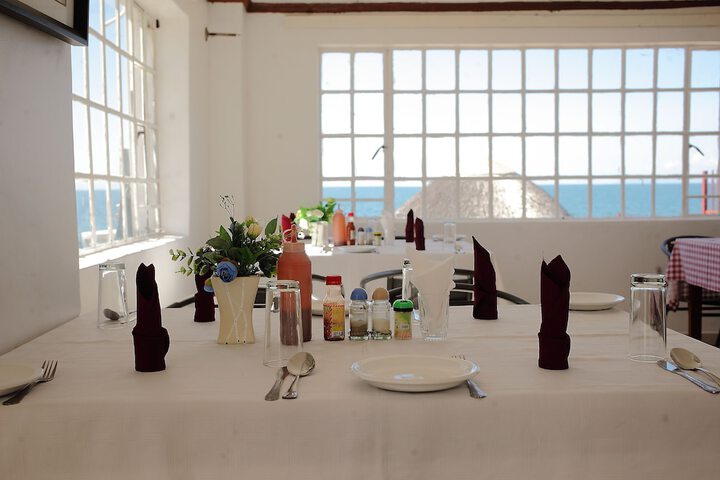 Dining 12 of 33