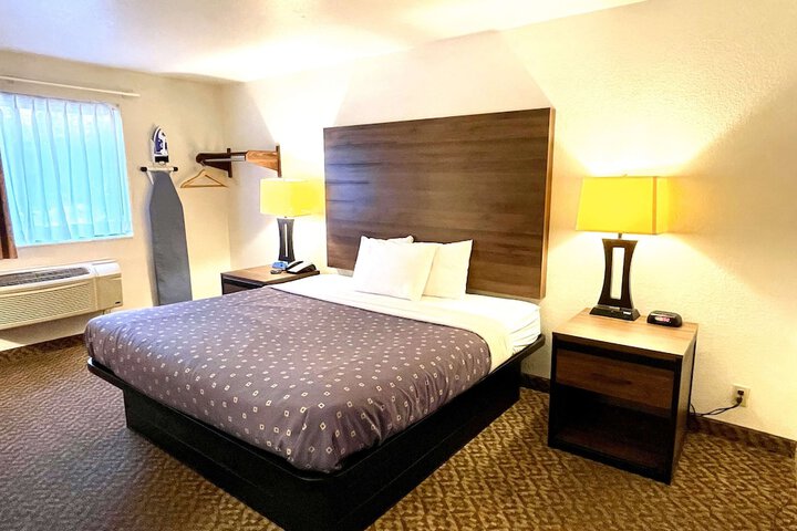 1 King Bed Microwave and Refrigerator WiFi Continental Breakfast (3 of 4)