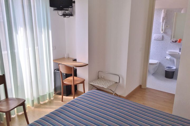 Room 9 of 33