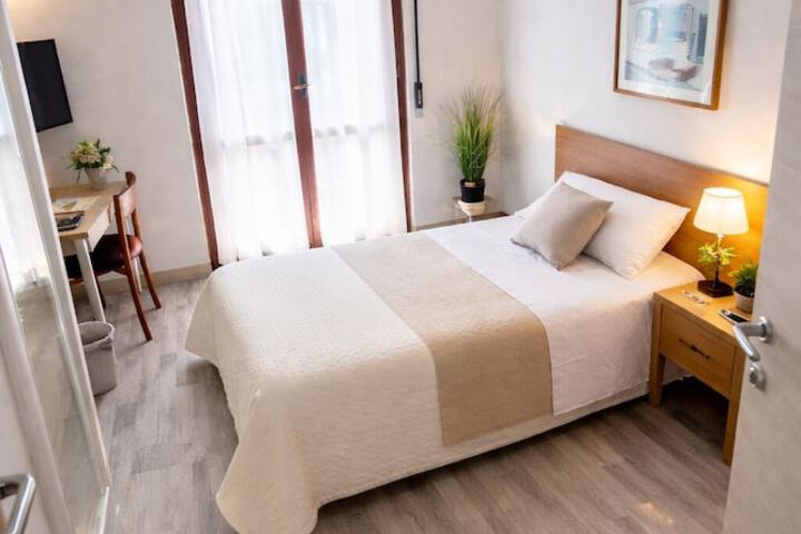 Room 4 of 9
