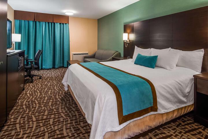 1 King Bed Modern Design Sofa Bed Microwave and Refrigerator High Speed Internet Accessible Work Desk Full Breakfast (11 of 13)