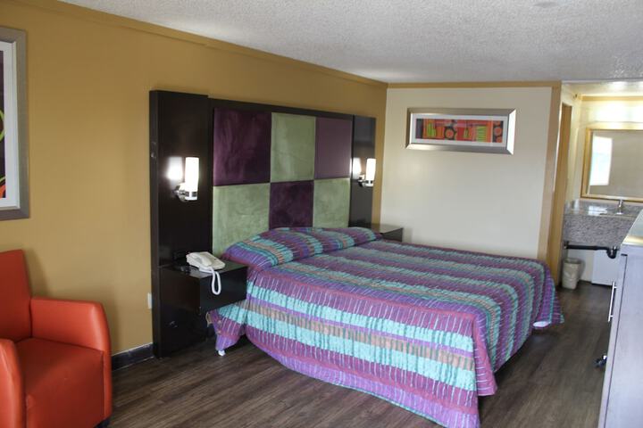 Single Room 1 King Bed (7 of 8)