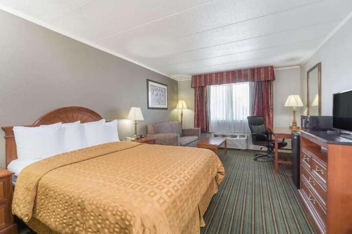 1 Queen Bed (1 of 10)