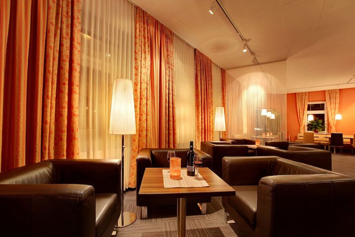 Lounge 27 of 50