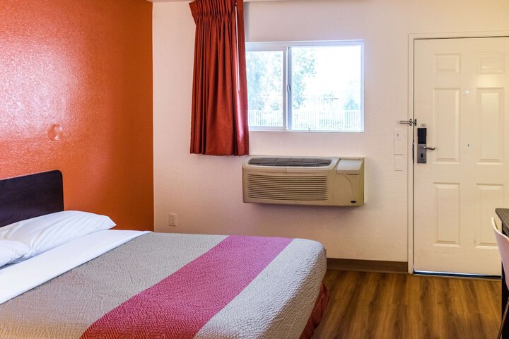 1 Queen Bed (6 of 7)