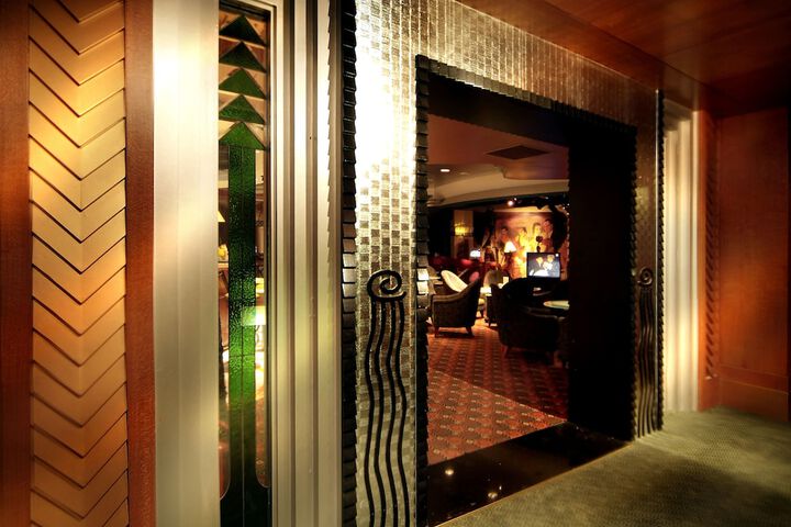 Lounge 72 of 78