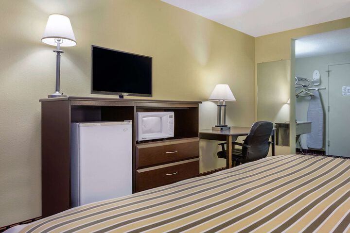 1 Queen Bed Accessible (9 of 15)