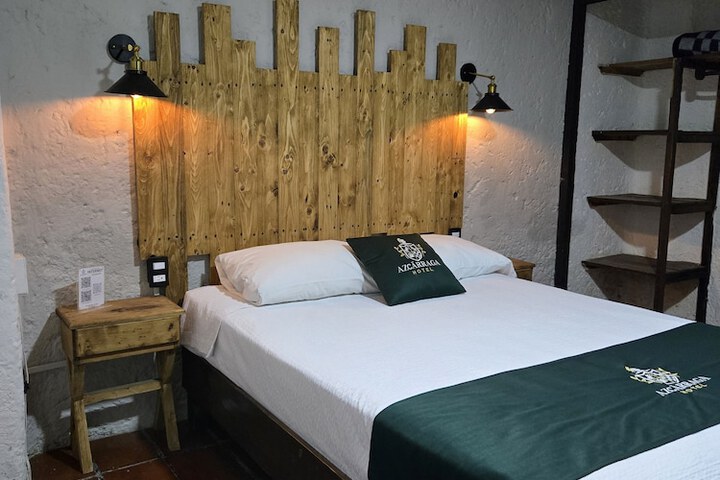 Room 6 of 12