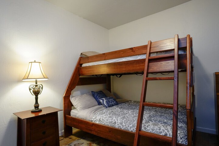 Room 3 of 8