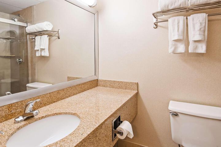 1 Queen Bed Sofa Bed Sitting Area Microwave and Refrigerator High Speed Internet Accessible Full Breakfast (12 of 26)