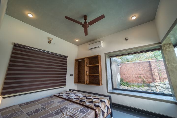 Room 9 of 35