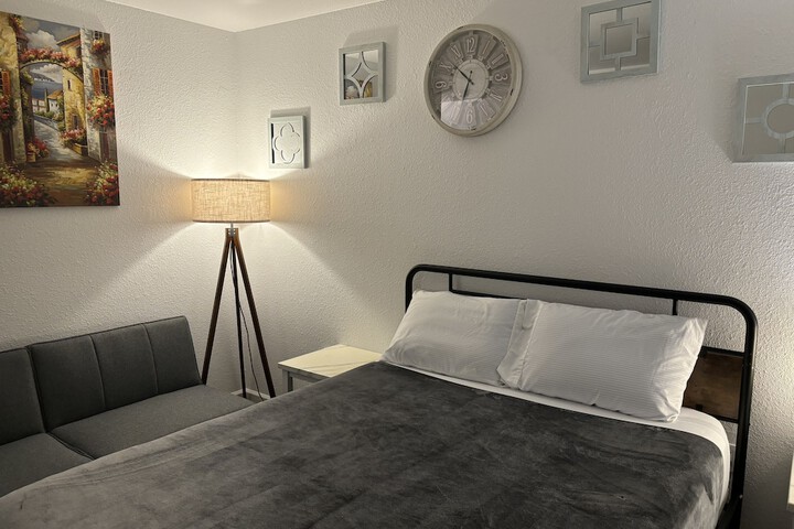 1 Queen Bed (5 of 103)