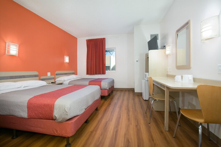 Double Accessible Queen Size Bed (7 of 10)