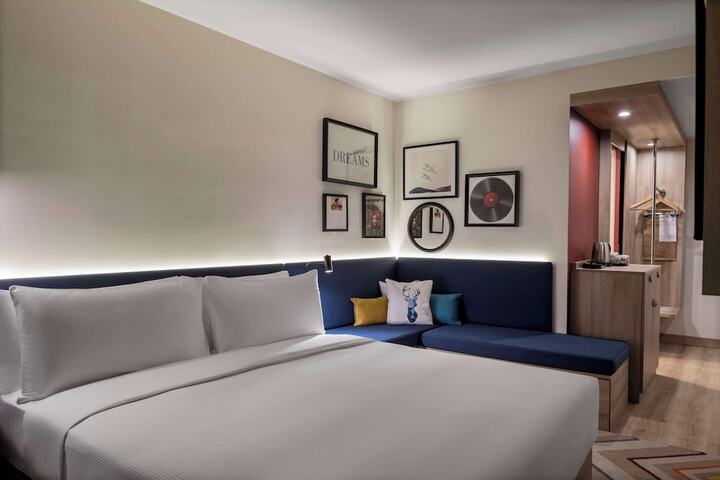 Room 6 of 13