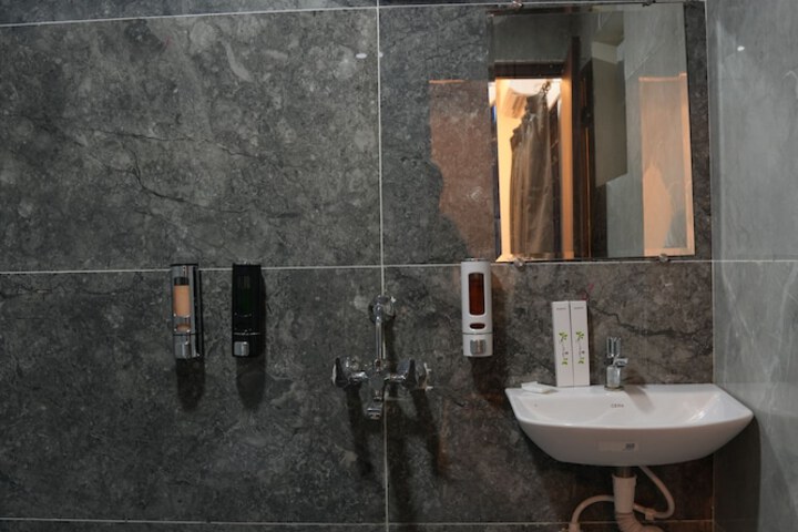 Room 9 of 12