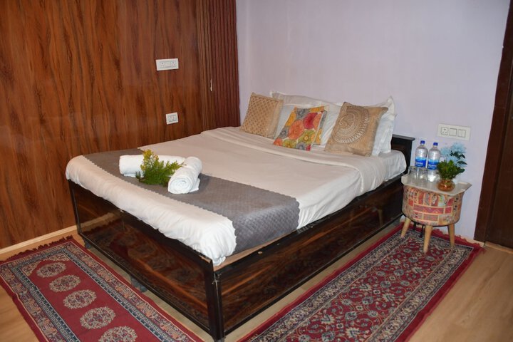 Room 10 of 12