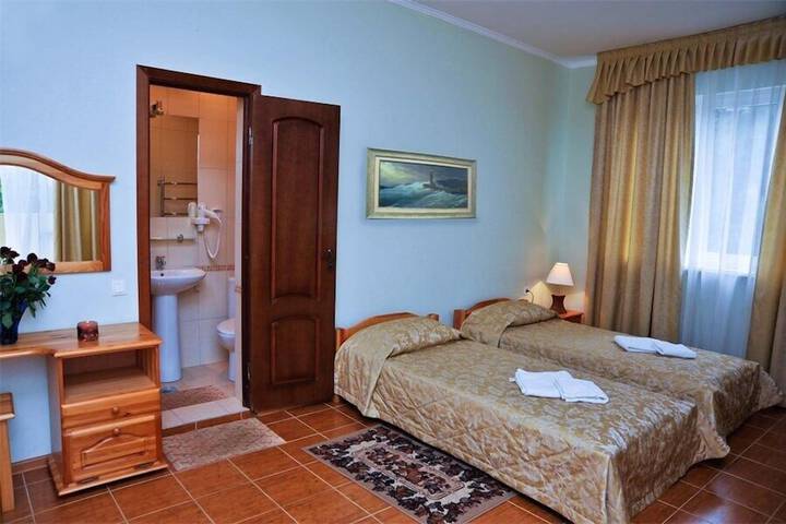 Room 8 of 11