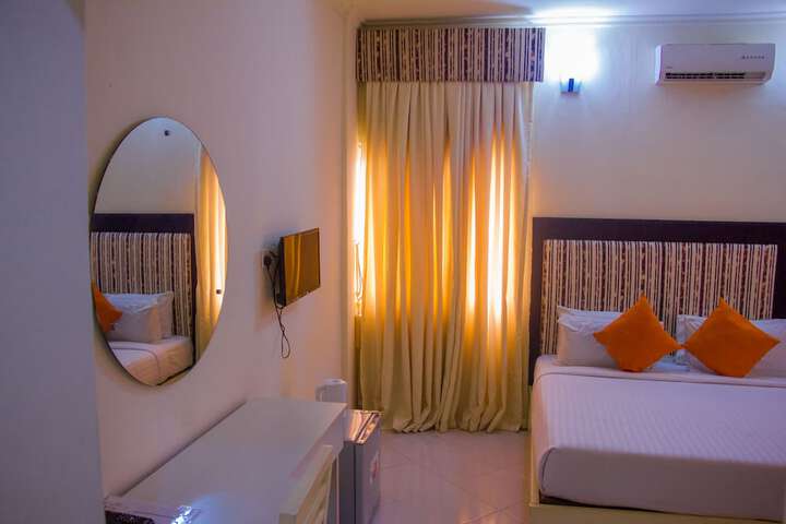 Room 6 of 34