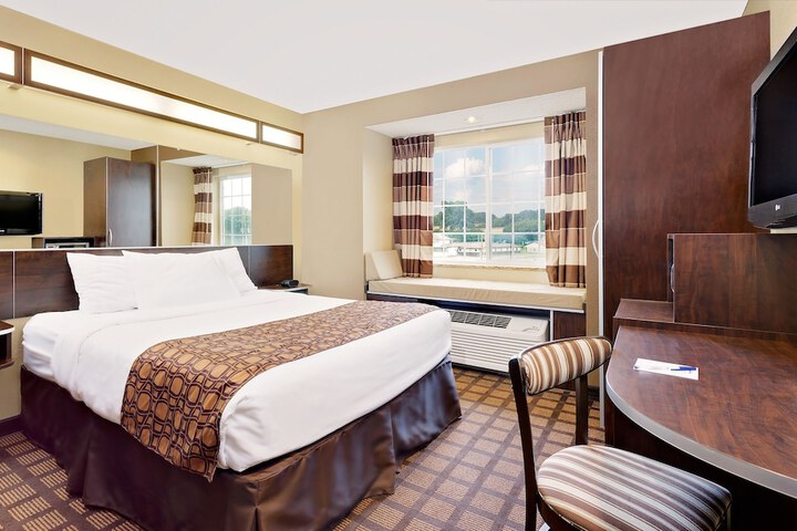 1 Queen Bed Accessible Room (15 of 26)