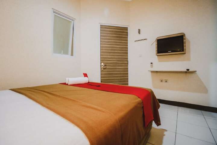 Room 4 of 12