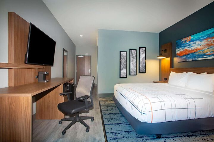 1 King Bed Mobility Hearing Impaired Accessible Room (7 of 11)