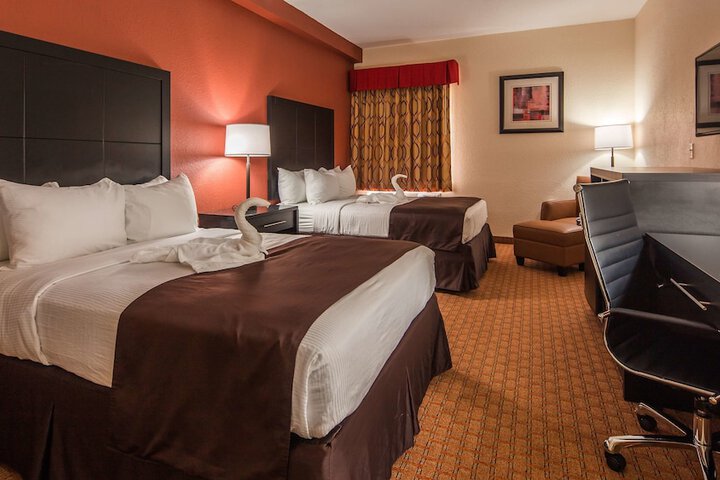 2 Queen Beds (2 of 7)