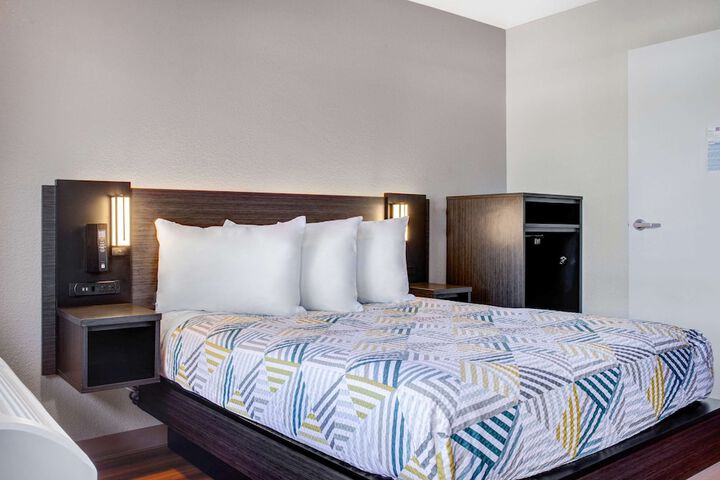 1 Queen Bed Micfridge (7 of 7)