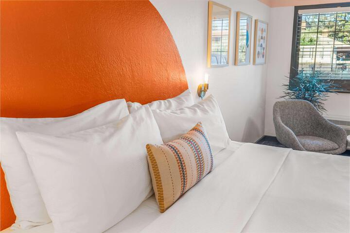 1 King Bed (5 of 11)