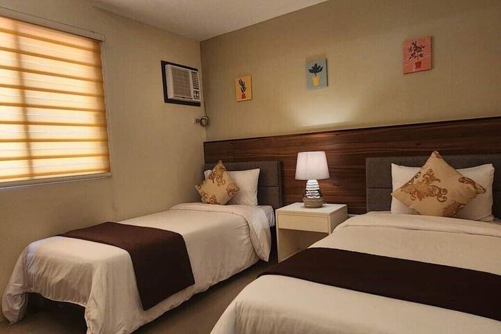 Room 4 of 8