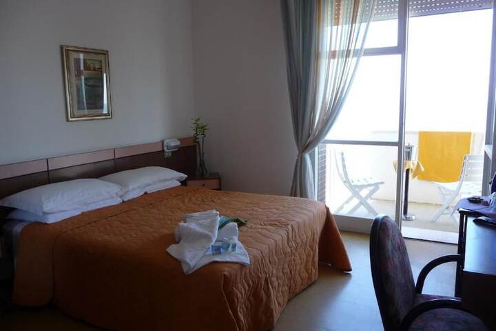 Room 6 of 27