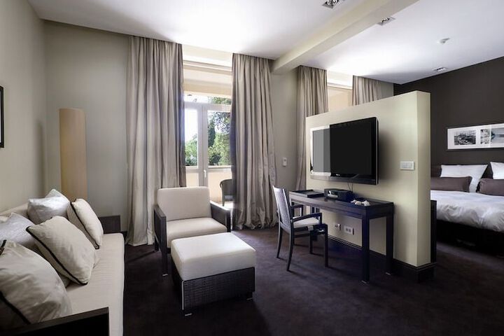 Room 27 of 141