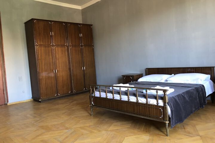 Room 8 of 28
