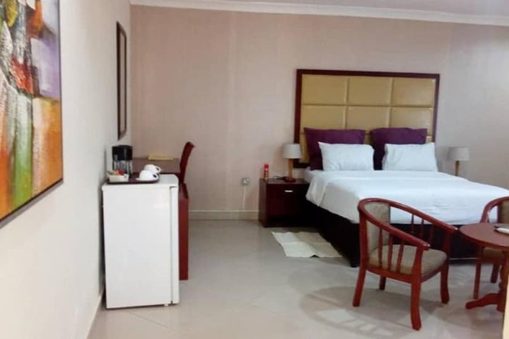 Room 4 of 33