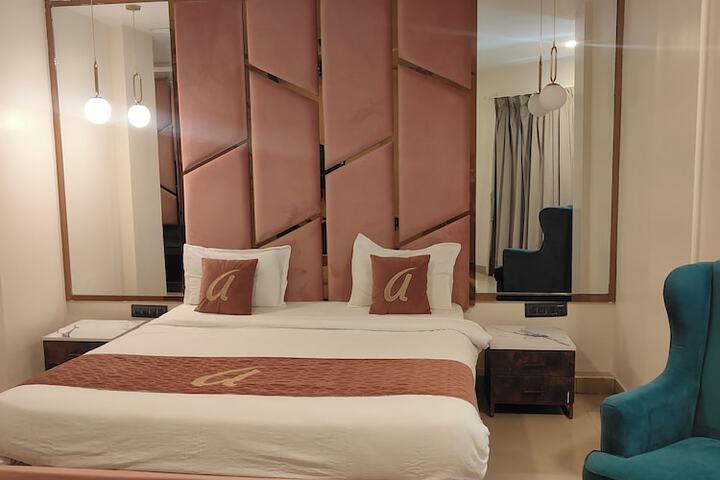 Room 10 of 30