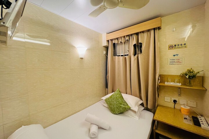 Room 3 of 16