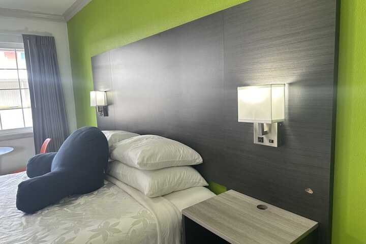 Room 4 of 34
